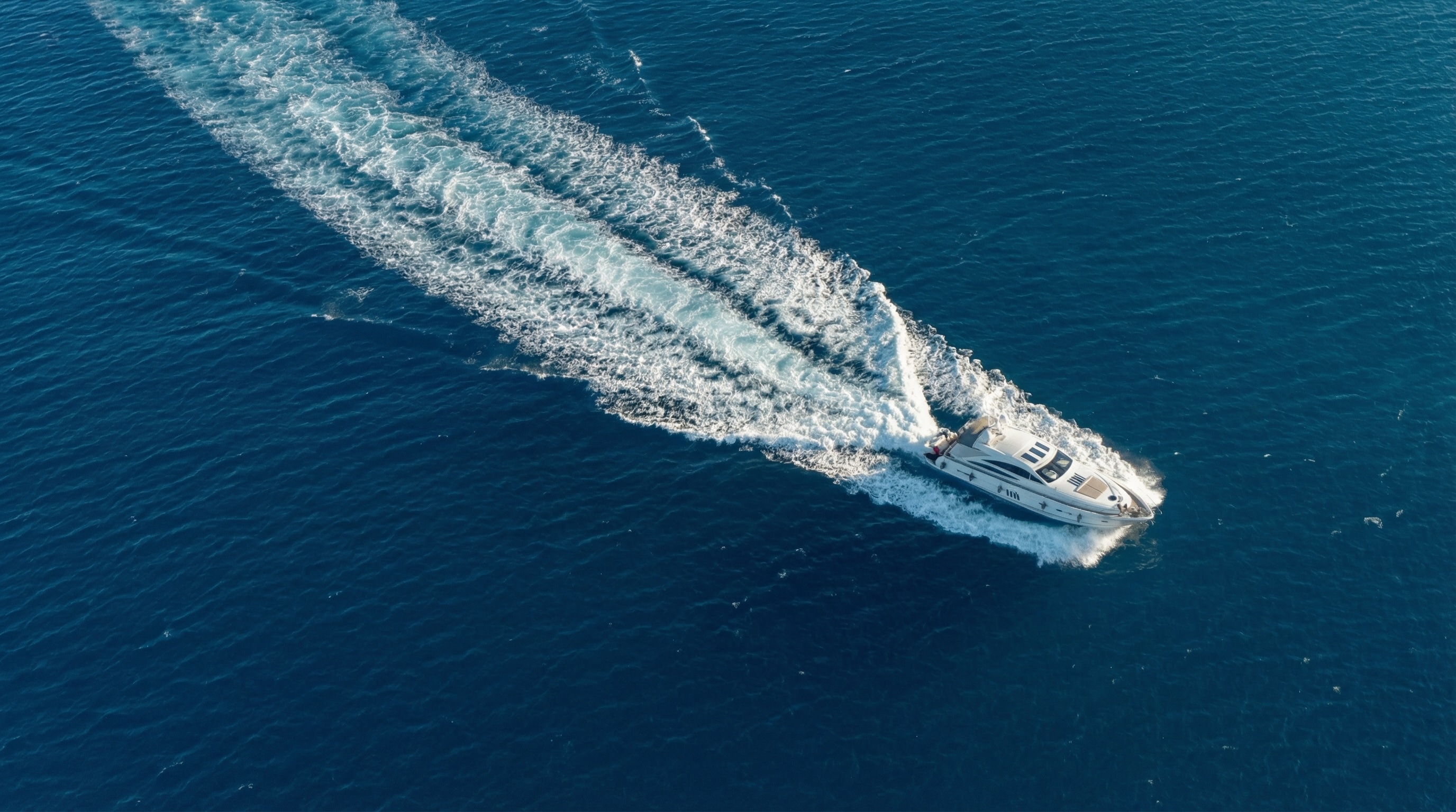 Yacht au coucher du soleil